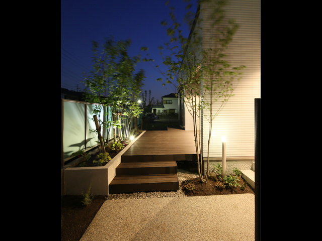 ライトアップが素敵な花壇とデッキの庭 - D’s Garden - D’s Garden｜リフォームガーデンクラブ