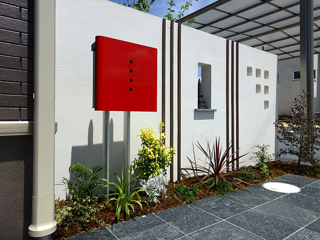 白塗り壁に赤いポストがポイントのフロントガーデン - 株式会社サンガーデン - 株式会社サンガーデン｜リフォームガーデンクラブ