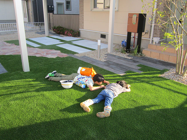 人工芝のじゅうたんでゴロゴロ - DT Garden - DT Garden｜リフォームガーデンクラブ