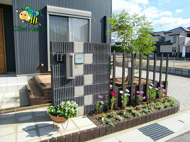 建物の雰囲気に合わせた存在感のある門柱 - Bee’s Garden - Bee’s Garden｜リフォームガーデンクラブ