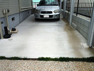 石畳の駐車スペース