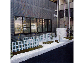 ガラスブロックが特徴的なモダンデザインのマンションファサード　京都市伏見区