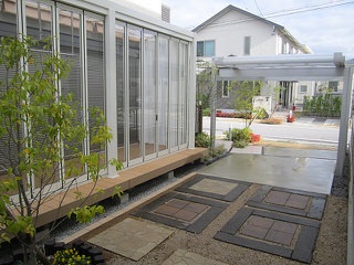 さわやかなホワイトのガーデンルームとコンクリート製の枕木で温度のあるお庭の完成