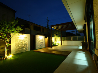 クリックして株式会社岡本ガーデンの昼の施工例写真に切り替え