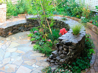 上質な空間をデザインする石積みのあるお庭
