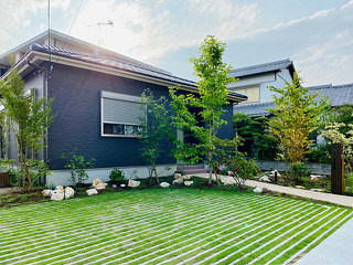 宝塚の緑化ブロックが綺麗な、モクレンとカツラの庭