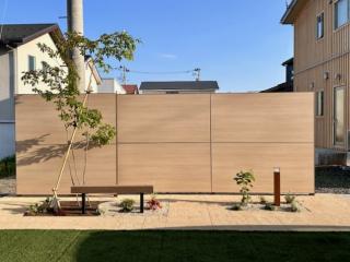 窓から見えるフォーカルポイントに目隠しを兼ねたボードを。