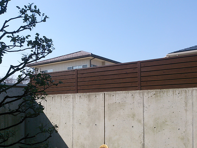 コンクリート塀の上のフェンス 今井雅石園植木株式会社 タカショー リフォームガーデンクラブ