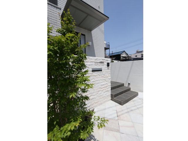 白い自然石の門柱とグレーの階段 - D’s Garden - D’s Garden｜リフォームガーデンクラブ