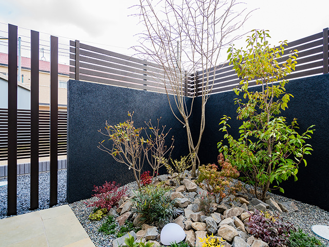 デザイン壁と坪庭を愉しむ和モダンな外構4 株式会社岡本ガーデン タカショー リフォームガーデンクラブ