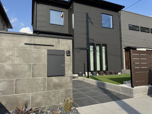 セラレバンテ門柱がエントランスを引き締める！モクプラボードで叶う心地よい中庭空間 - 株式会社ガーデンライフパートナー Assemble Garden - 株式会社ガーデンライフパートナー Assemble Garden｜リフォームガーデンクラブ