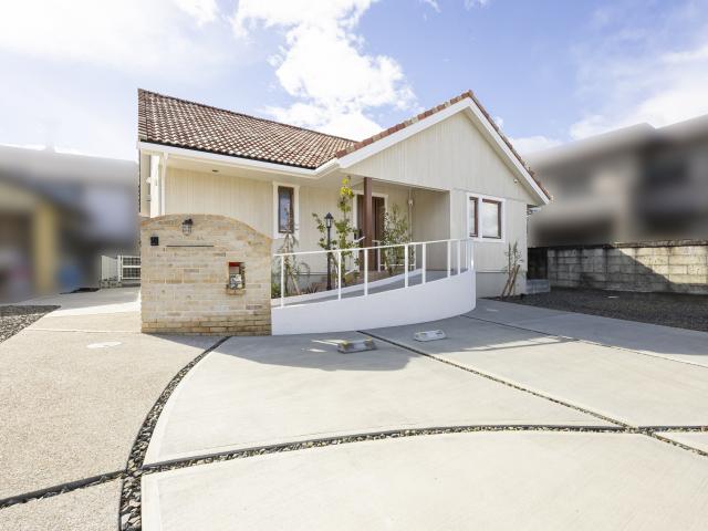 緑が映えるスロープのある かわいい門まわり - D’s Garden - D’s Garden|リフォームガーデンクラブ