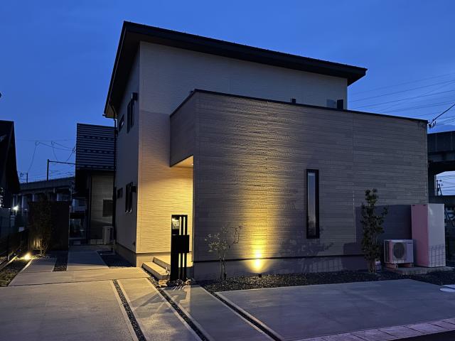 新築外構 建築の立体感を、闇に浮かび上がらせる。計算された光の美学 - 有限会社海馬工苑 仙台利府営業所 【Garden Gallery OAZON】 - 有限会社海馬工苑 仙台利府営業所 【Garden Gallery OAZON】|リフォームガーデンクラブ