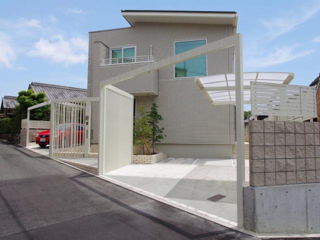 白いプラスGが演出する、高低差が生み出す奥行きと開放感 - アセンブルガーデン （株）ガーデンライフパートナー - アセンブルガーデン （株）ガーデンライフパートナー｜リフォームガーデンクラブ
