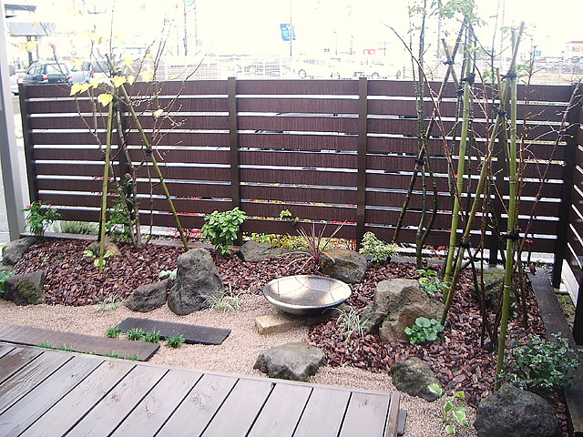雑木の庭に水鉢 新潟 有限会社グリーンランドエデン タカショー リフォームガーデンクラブ