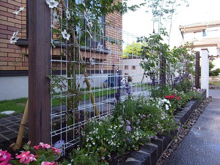 「隠したい」から「見せたい」へ。　季節を彩るフロントヤード　新潟市秋葉区