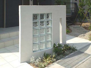 白壁とガラスブロックの門柱