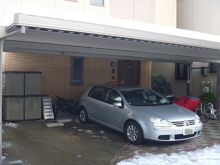 アプローチと駐車スペースを雨・雪から守る3台用カーポート