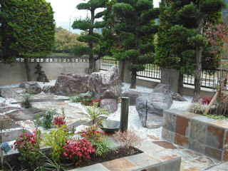 石を用いた和風庭園