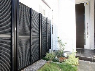 シンプルスタイルの住宅にも良く合う黒竹色の人工竹垣