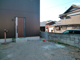 玄関前にプラスG。Gルーフを使ったシャープなアプローチと玄関