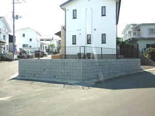 型枠状コンクリートブロックを使用した土留めブロック塀