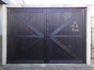 アンティ－ク調のお洒落な車庫のドア