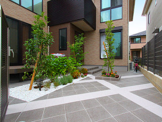 アプローチとお庭スペースを一体にし、全体でも使っていただけるデザイン