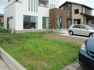 芝生とデッキと駐車場　新潟