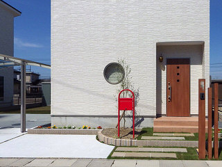 『赤いポストのある家』フラワーチルドレンーエクステリア施工例ー岡山市中区