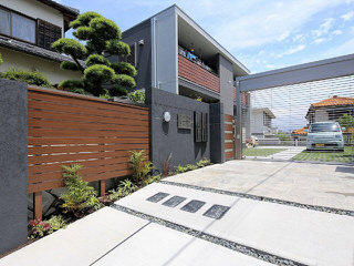 電動シャッターの奥に緑が広がる４世帯住宅　名古屋市名東区