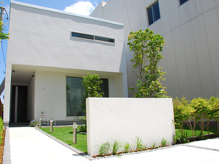 真白い壁と直線デザインが美しい家を引き立てる『極シンプルの庭』