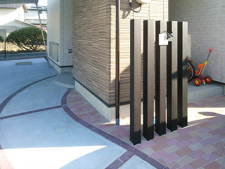 スリットフェンスの格子門柱