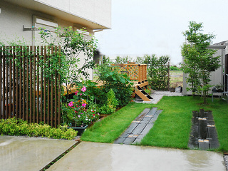 ウッドデッキのある緑豊かでさわやかなお庭