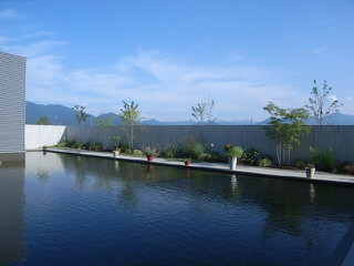 山々を借景した魅せる庭。オーナメンタルグラスの庭 五泉市　㈱吉田印刷所様
