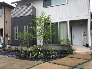 広々駐車スペースと自然と触れ合える庭 新潟市Ｓ様邸