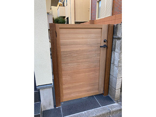 ﾊｰﾄﾞｳｯﾄﾞで作る本格的な木製門扉