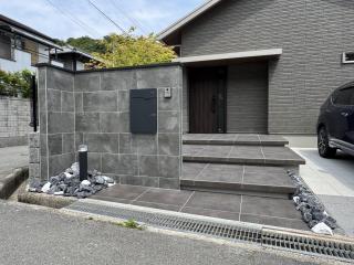 セラレバンテタイル門柱と浮き階段が平屋のシンプルな佇まいを引き立てる