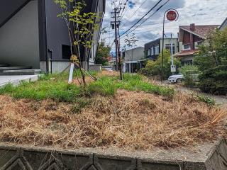 ラフブリックが映える心地よいバルコニー時間