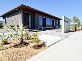  四季折々の植栽が開放的な平屋の暮らしを彩る外構