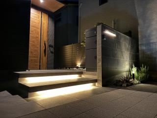 玄関フロート階段からモクプラボード目隠しの中庭テラスへ