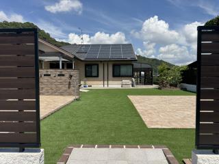 購入により叶える理想の拡張。2世帯が憩う品格ある中庭と駐車スペース