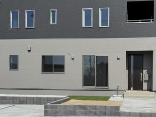 モダンな住宅に調和する、上質なセミクローズ外構