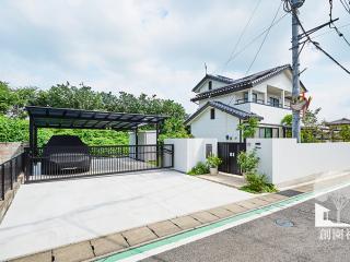 高さのある塀でゆったりと過ごせるお庭空間