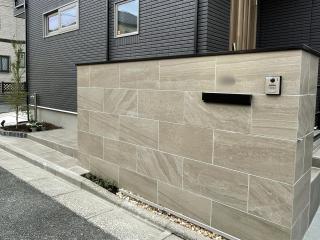 光が彩る、上質なモダンファサード