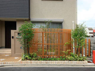 千本格子を目隠しに使い植栽でデザイン|京都市南区