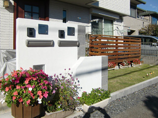 白を基調とした門柱が二世帯住宅の顔