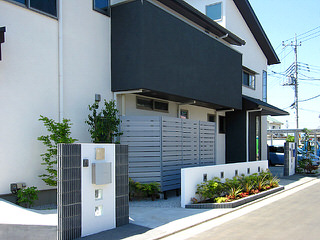 デザイン性と機能性の両面を追求した二世帯住宅外構