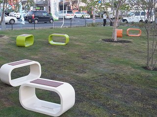 広々な芝生のガーデンにワンポイントベンチを - 株式会社高崎松風園