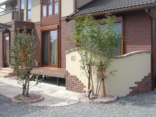 佐賀県神埼市・Ｅ様邸　リビング前に目隠しのデザインウォールと、ウッドデッキを施工させていただきました。
